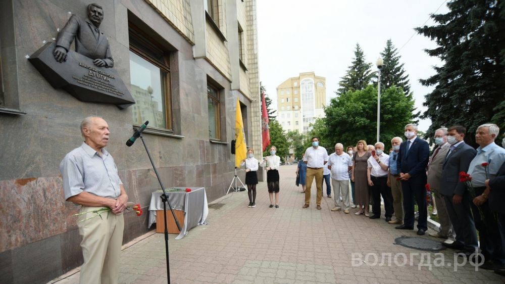 В центре Вологды установили горельеф руководителю области времён СССР Анатолию Дрыгину — фото 2